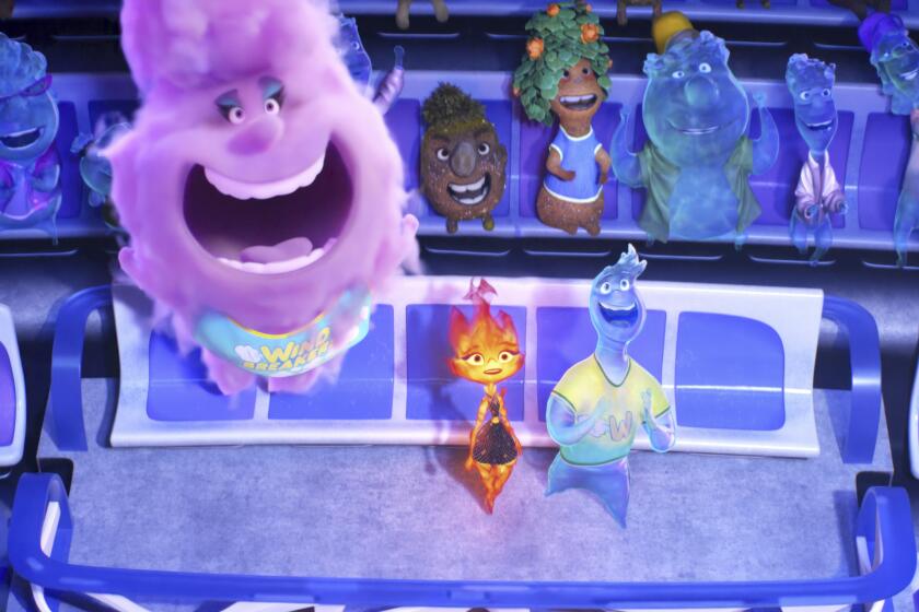 En esta imagen proporcionada por Disney/Pixar Studios los personajes Gale, centro a la izquierda, Ember, centro, y Wade, derecha, en una escena de "Elemental". (Disney/Pixar vía AP)