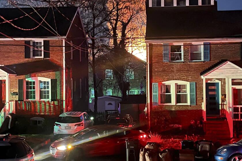 La explosión en una casa se ve desde lejos la noche del lunes 4 de diciembre de 2023 en Arlington, Virginia. La policía del condado Arlington investigaba la explosión en una residencia ocurrida cuando las autoridades intentaban ejecutar una orden de registro. (AP Foto)