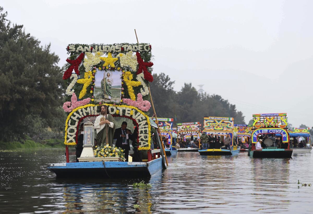 Una reliquia de San Judas Tadeo es transportada en una urna de vidrio 