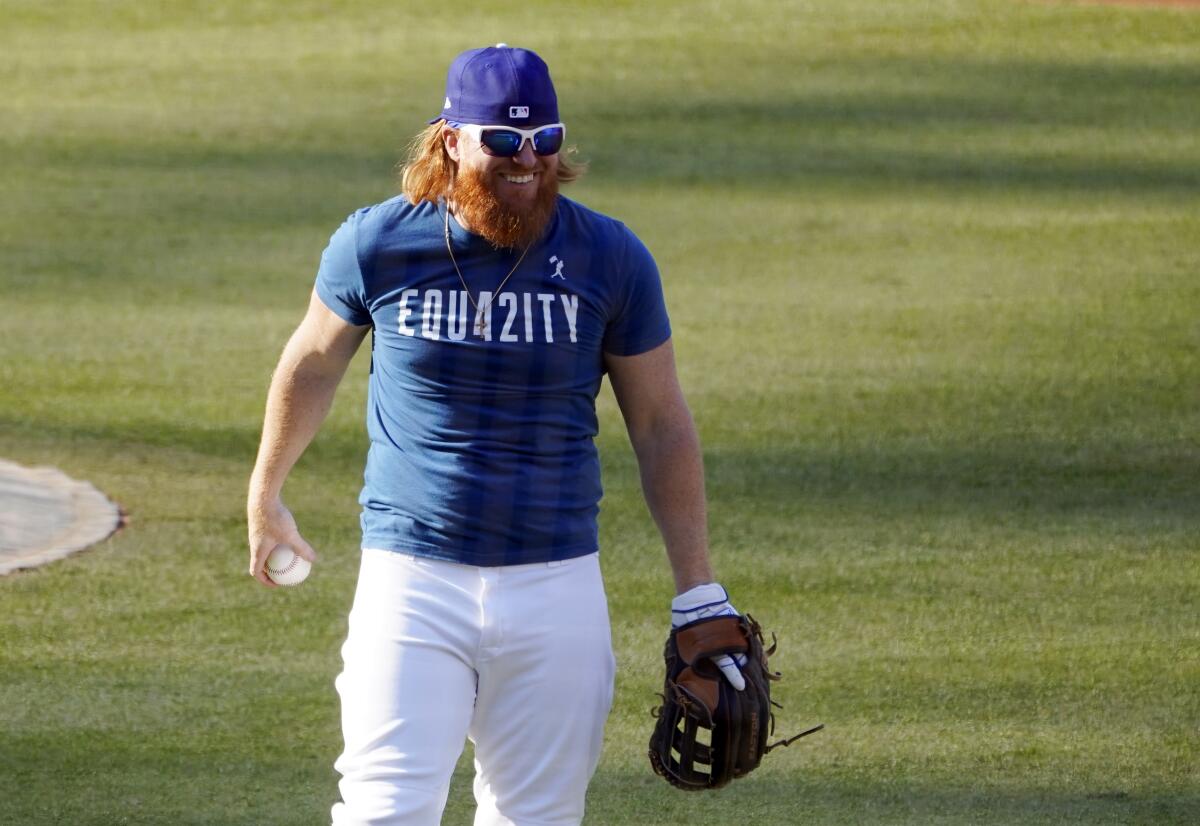 Los Angeles Dodgers' Justin Turner, right, smiles at Freddie