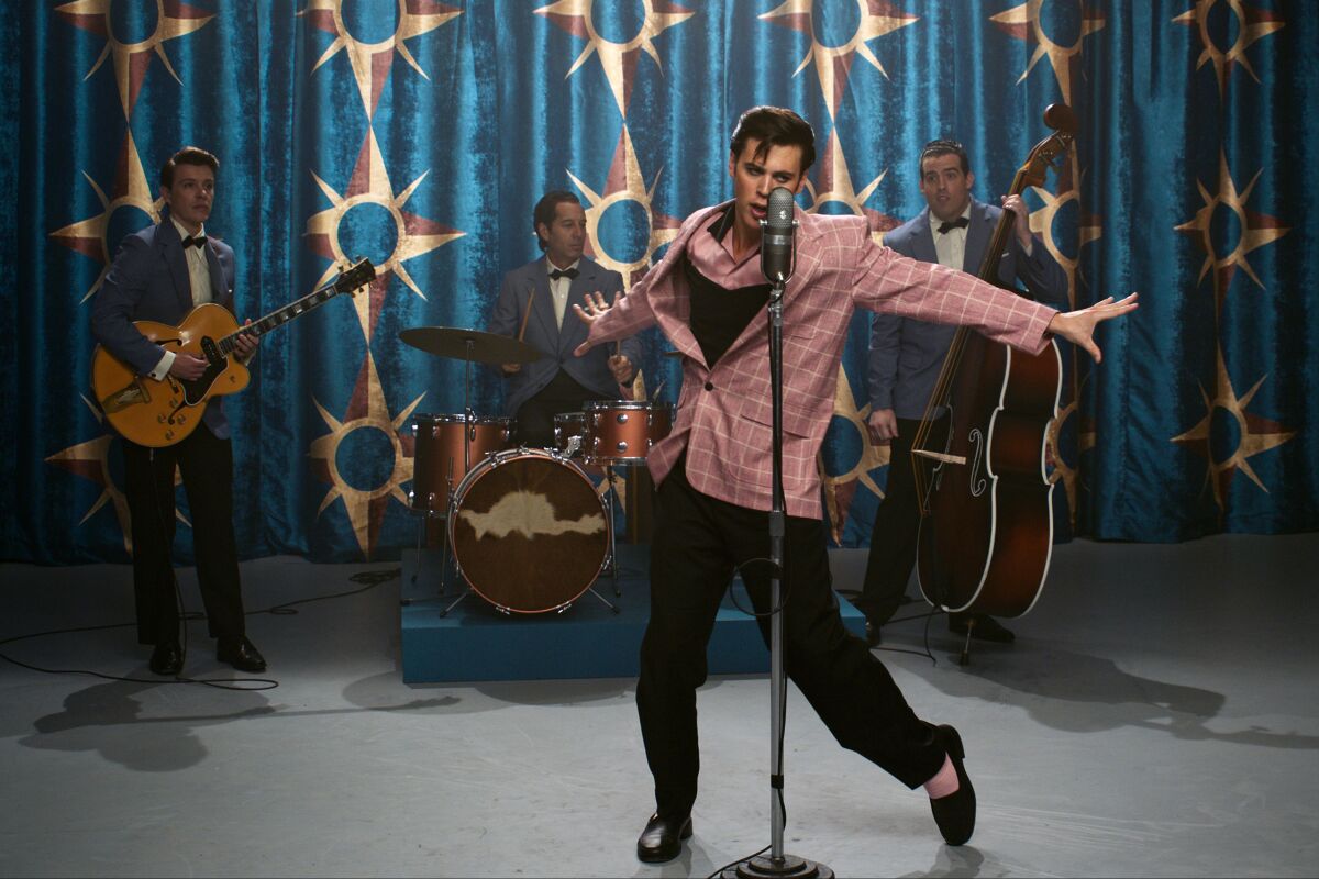 austin butler as elvis, singing with a three-piece band in the movie ”elvis