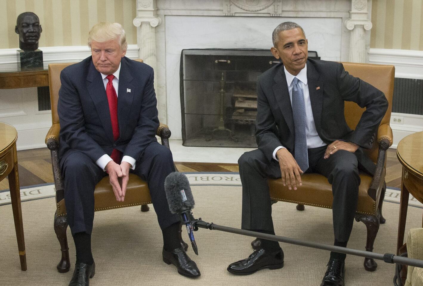 El presidente de los Estados Unidos, Barack Obama (d) junto con el presidente electo Donald Trump (i), en su encuentro en el despacho oval en la Casa Blanca, en Washington.