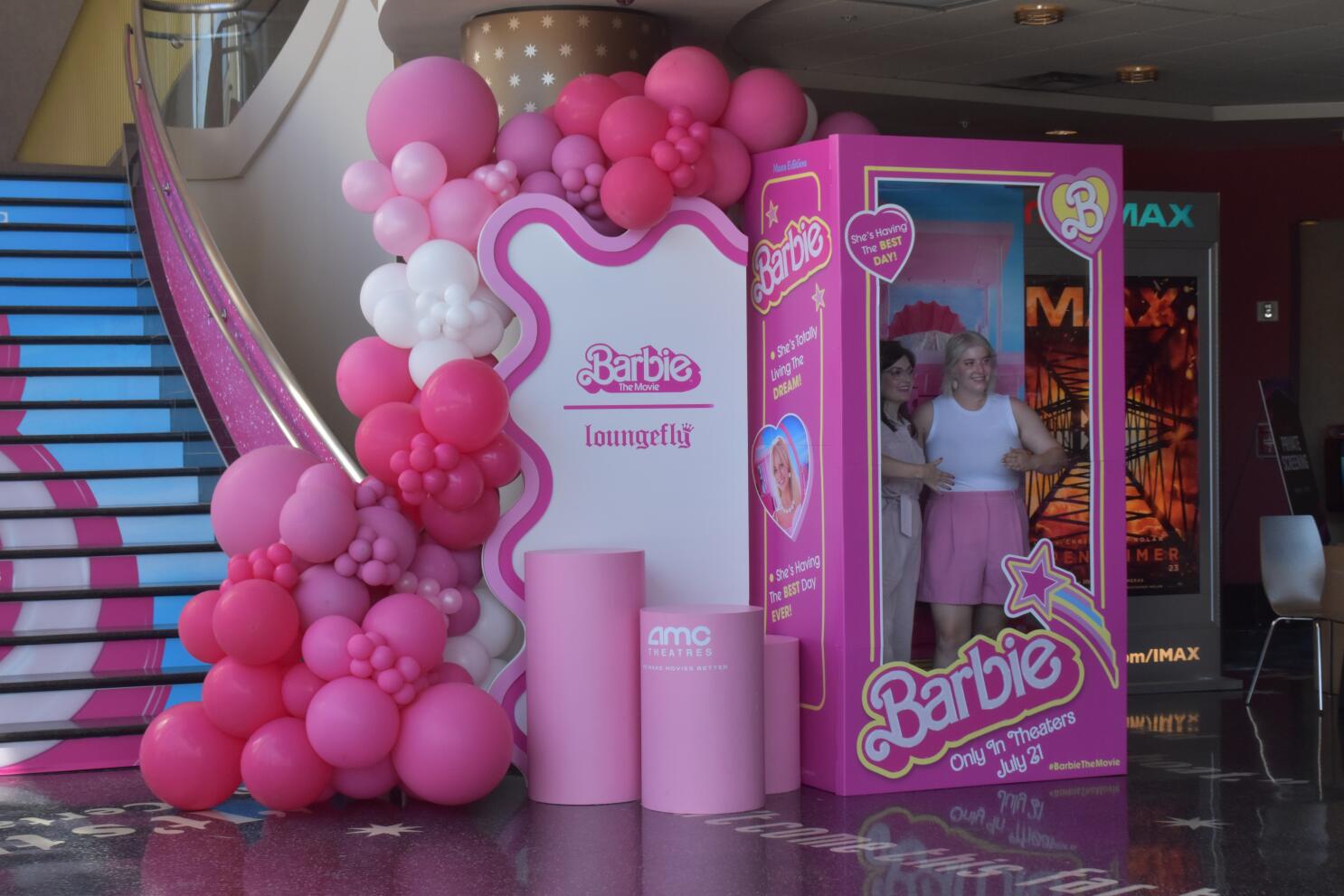 Un hombre destruye accidentalmente un photocall de Barbie por