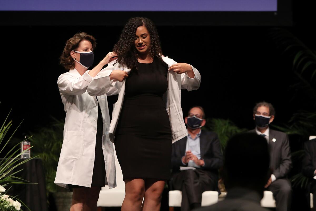 UC Irvine welcomes inaugural class of pharmacy school with white coat ceremony - Los Angeles Times UC Irvine welcomes inaugural class of pharmacy school with white coat ceremony - Los Angeles Times