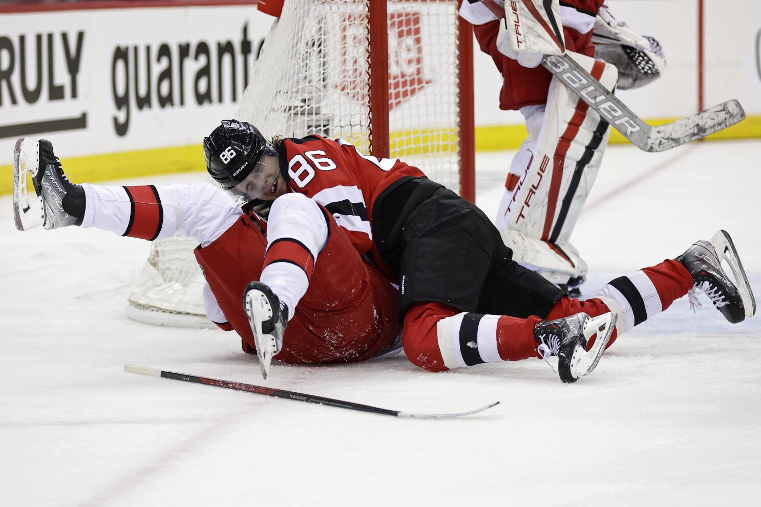 Devils score final 5 goals to polish off win over Red Wings 