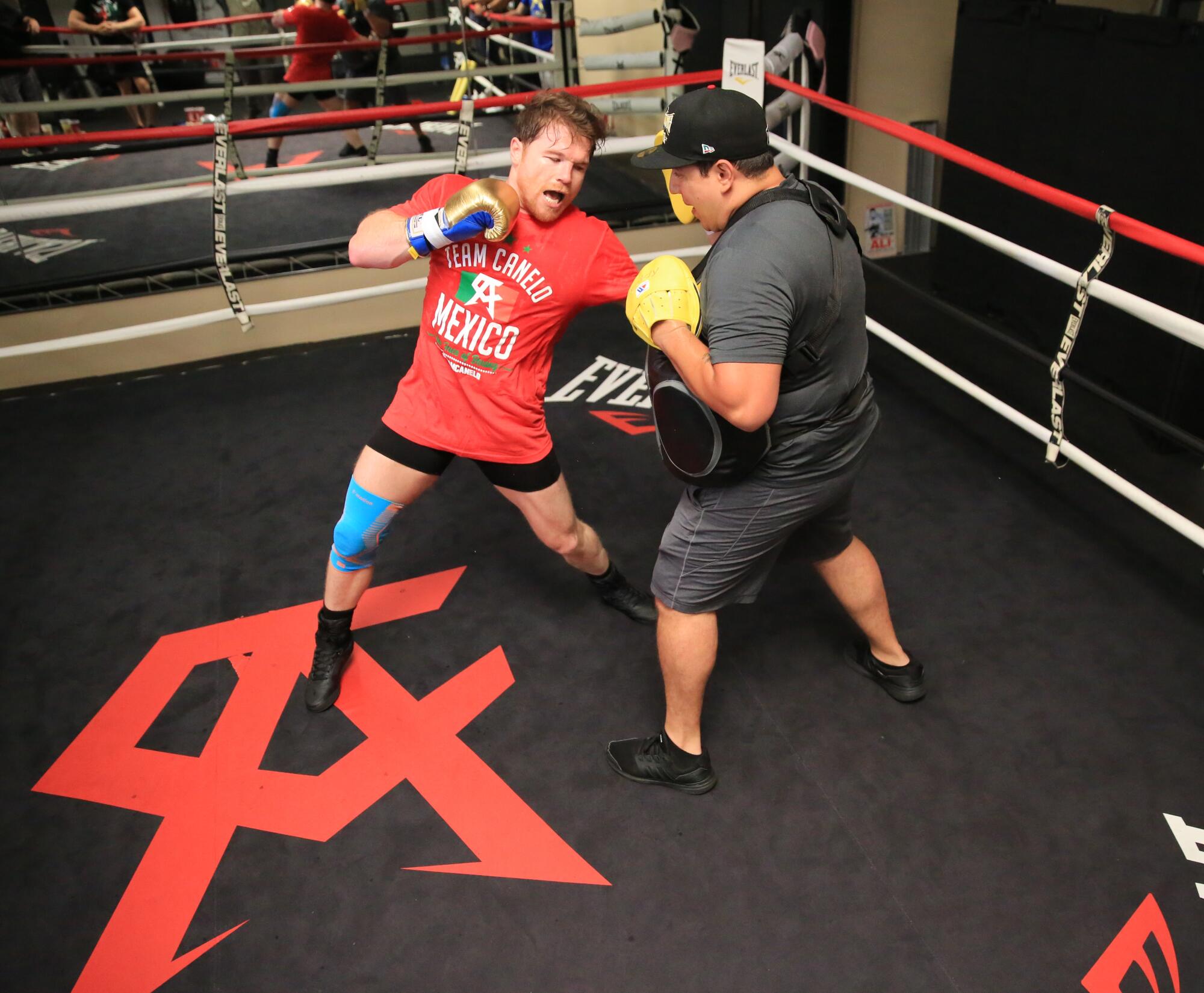 Canelo Álvarez trains with Eddy Reynoso in a gym in San Diego