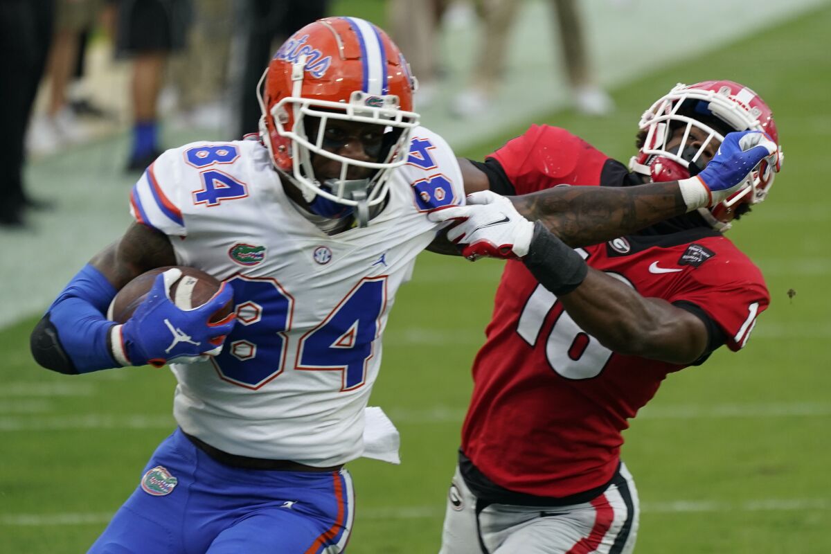 Florida tight end Kyle Pitts tries to get past Georgia defensive back Lewis Cine.