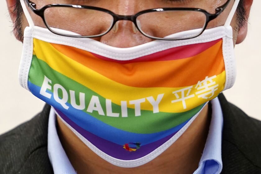 Yuichi Kamiya, director ejecutivo de la Alianza Japonesa por la Legislación LGBTQ habla en conferencia de prensa en Tokio, martes 7 de febrero de 2023. La alianza reclama que se aprueben leyes que garanticen los derechos LGBTQ antes de la reunión del G7 en Japón en mayo. (AP Foto/Eugene Hoshiko)