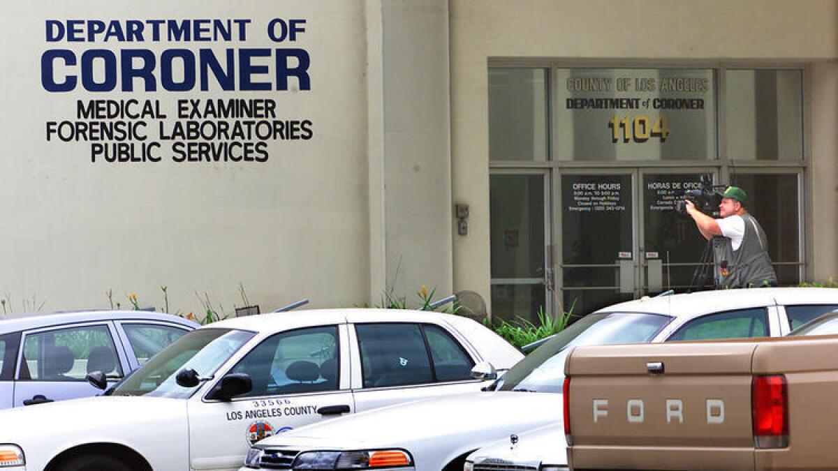 El forense del condado de Los Ángeles sospecha que alguien de su personal filtró los detalles sobre una pierna robada.