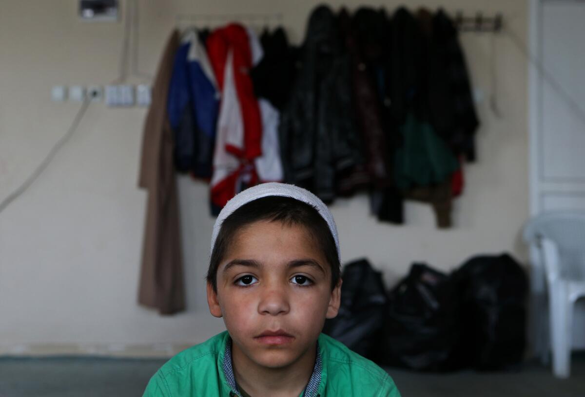 Fotografía del 19 de abril de 2015 de Ahmad, un niño de siete años y cuyos padres desaparecieron en Siria, mientras asiste a una clase de lecciones religiosas en un centro de enseñanzas islámicas diseñado para contrarrestar el adoctrinamiento del grupo Estado Islámico, en la ciudad de Sanliurfa, Turquía cerca de la frontera con Siria. (Foto AP/Hussein Malla)