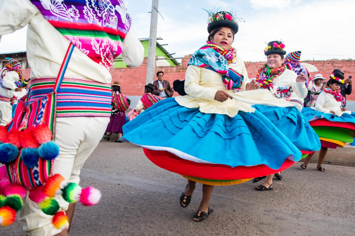 Bailarines con ropa tradicional en medio de la pandemia de COVID-19 en Cusco, Perú, el viernes 30 de octubre de 2020.