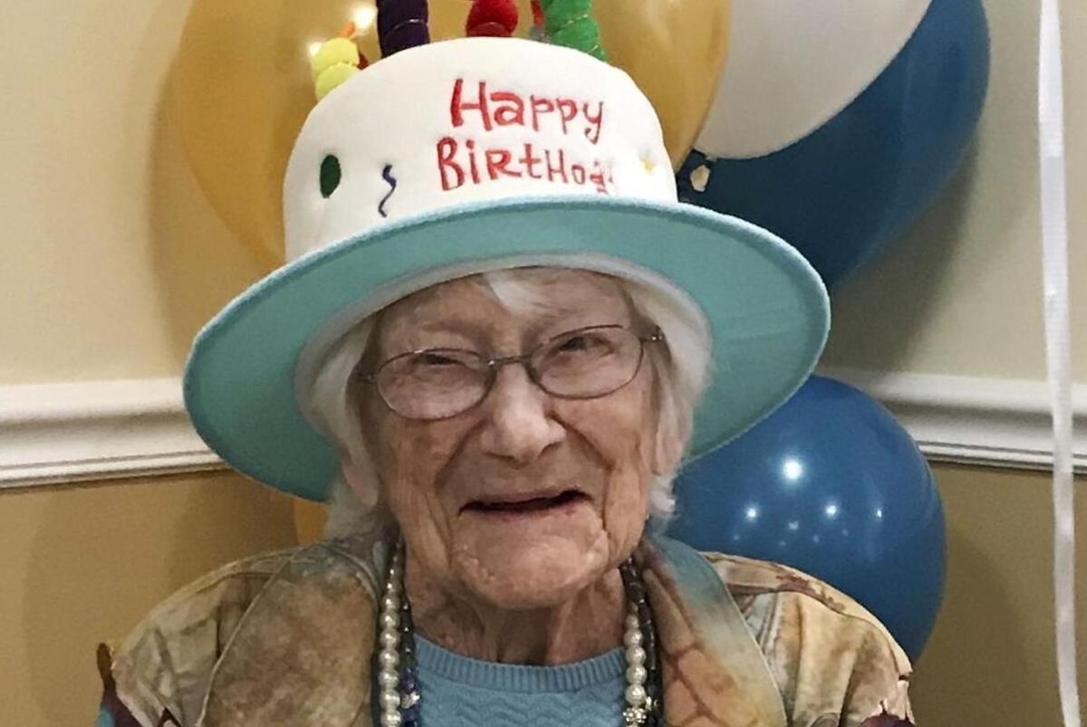 Hazel Nilson celebra su cumpleaños número 111 con un pastelillo de durazno, en Sunapee, Nueva Hampshire. Nilson nació el 21 de agosto de 1908 en Chicago.