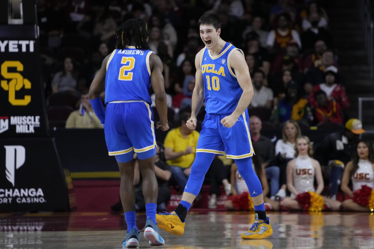UCLA guard Lazar Stefanoviç, Cumartesi günü USC karşısında guard Dylan Andrews ile attığı üç sayılık basketi kutluyor