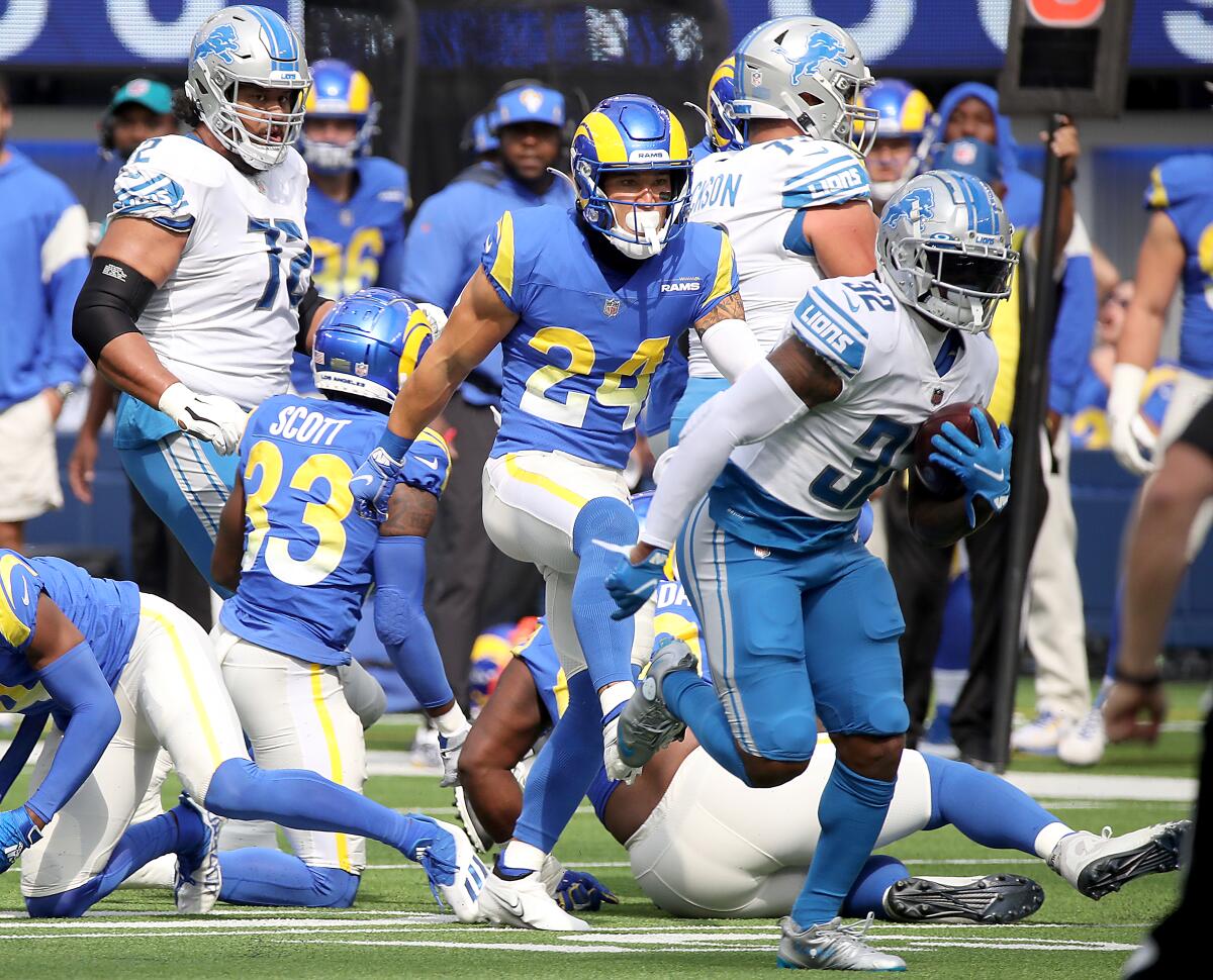 Lions running back D'Andre Swift breaks away for a long touchdown run against the Rams in the first quarter.