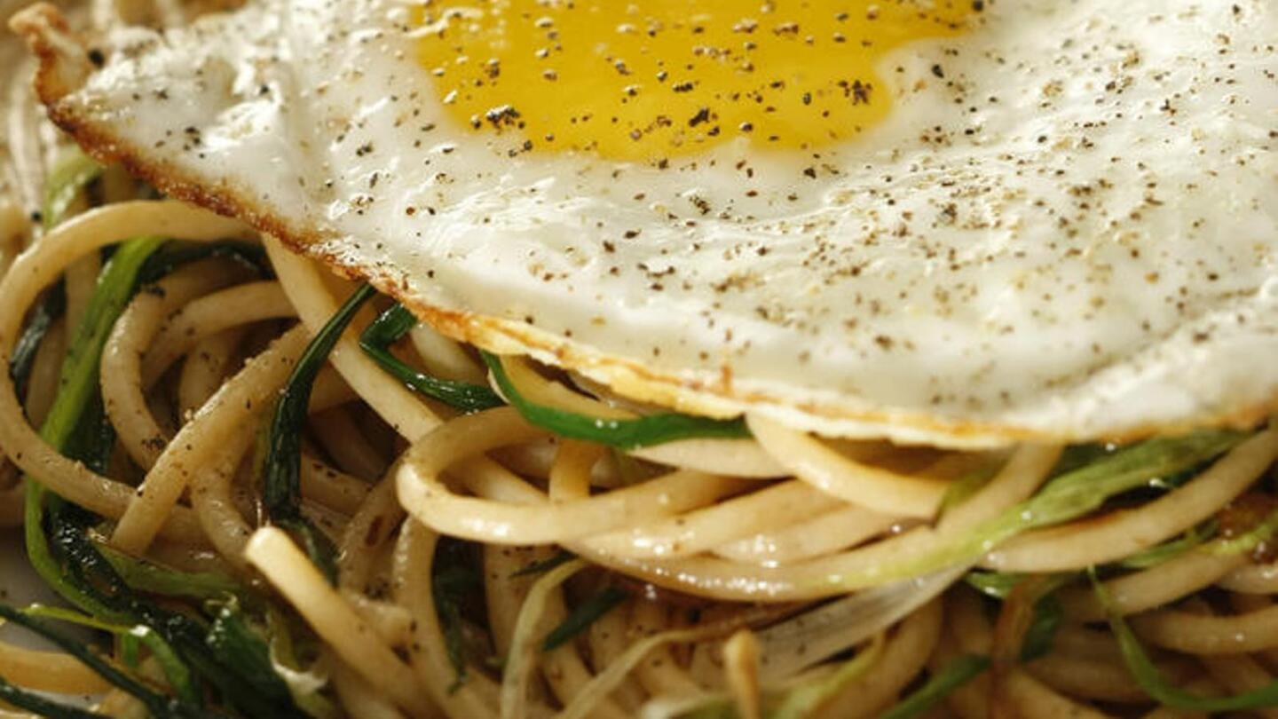 Whole-wheat spaghetti with green garlic and fried egg