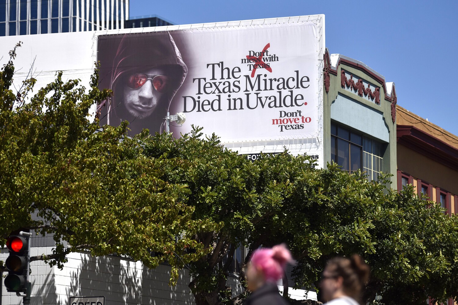 Billboard, Los Angeles, San Francisco sakinlerini Teksas'a taşınma konusunda uyardı