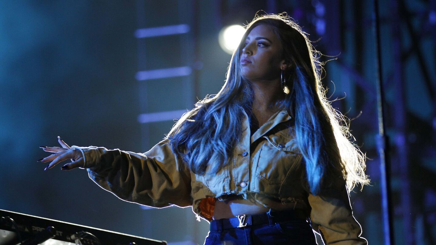 Alina Baraz performs at the SDCCU Stadium on Oct. 8, 2017. (Photo by K.C. Alfred/The San Diego Union-Tribune)