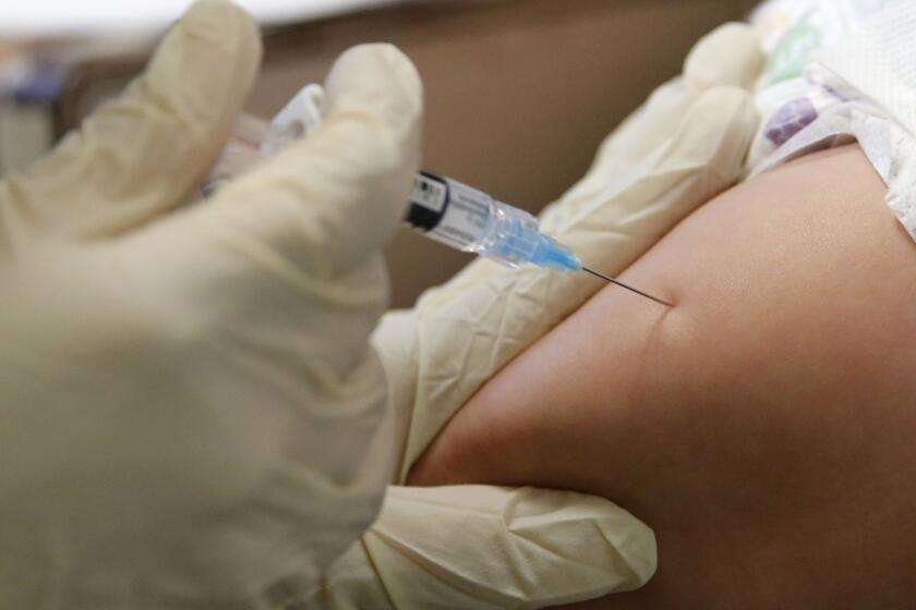 Los médicos indican que aproximadamente el 95% de una comunidad necesita estar vacunada para prevenir los brotes de sarampión. En California, las tasas de vacunación contra la enfermedad alcanzaron un mínimo del 92.3% en 2013.