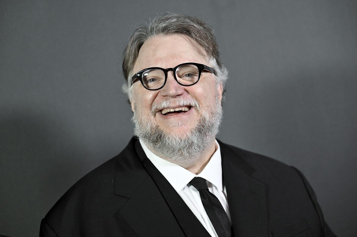 El homenajeado Guillermo del Toro llega a la Gala Benéfica Cinematográfica 2022 del Museo de Arte 