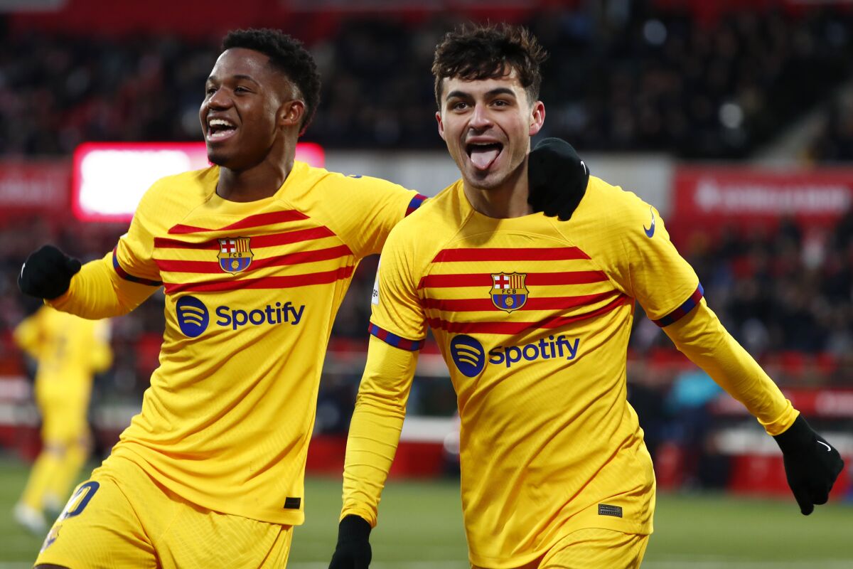 Pedri del Barcelona celebra con Ansu Fati tras anotar el gol de la victoria ante el Girona