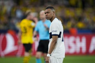 Kylian Mbappé del Paris Saint-Germain durante la ida de las semifinales de la Liga de Campeones contra el Borussia Dortmund, el miércoles 1 de mayo de 2024. (AP Foto/Martin Meissner)