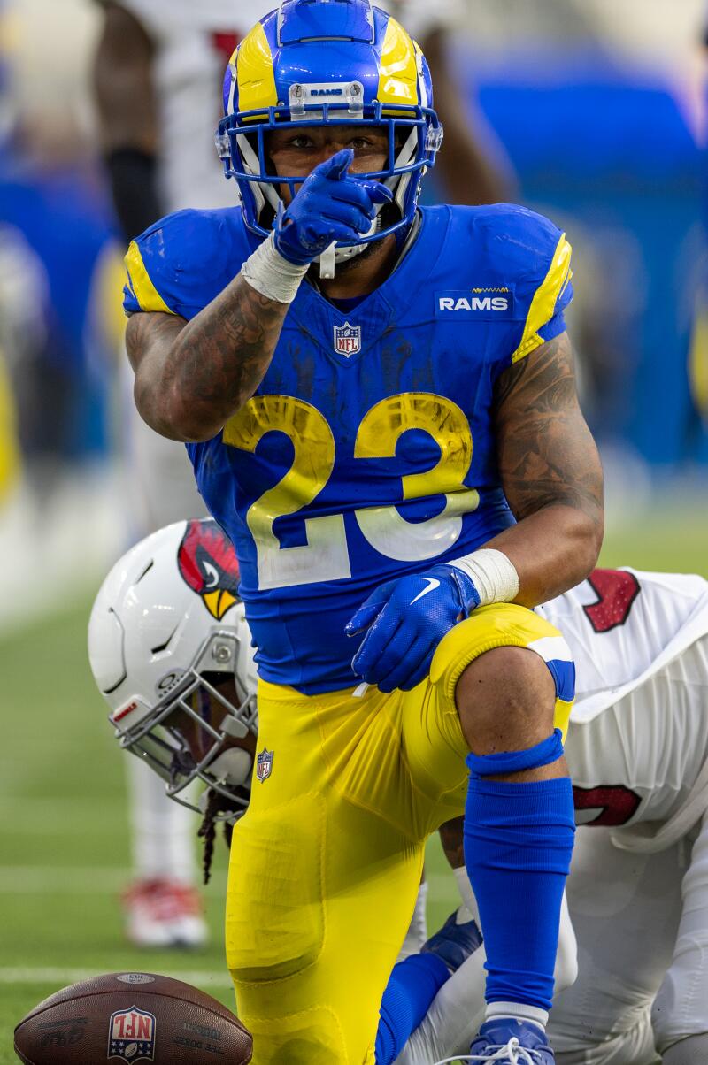 Kyren Williams geri koşan Rams, ikinci yarıda Cardinals'a karşı yaptığı hamlenin ardından ilk-down jesti yapıyor.