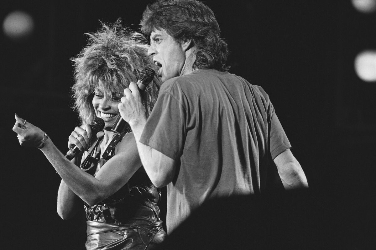 Tina Turner y Mick Jagger durante su presentación en el concierto Live Aid en Filadelfia el 14 de julio de 1985. 