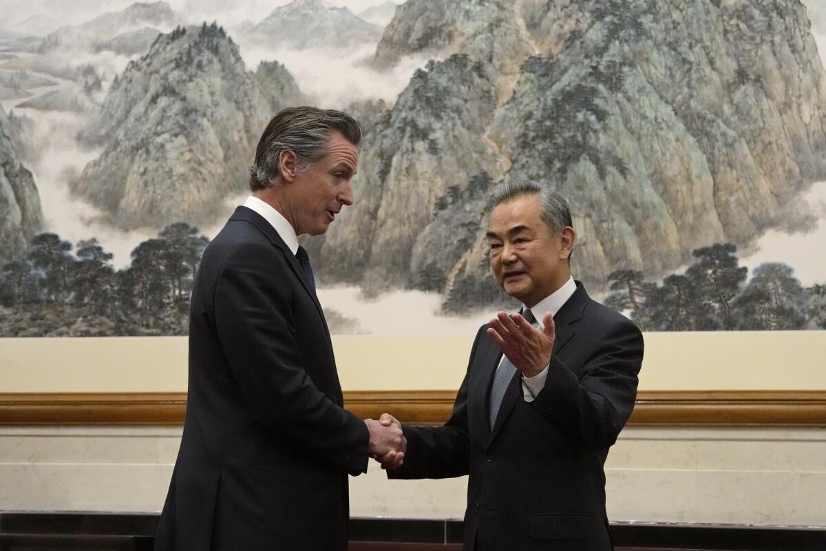 Gavin Newsom shakes hands with Chinese Foreign Minister Wang Yi.