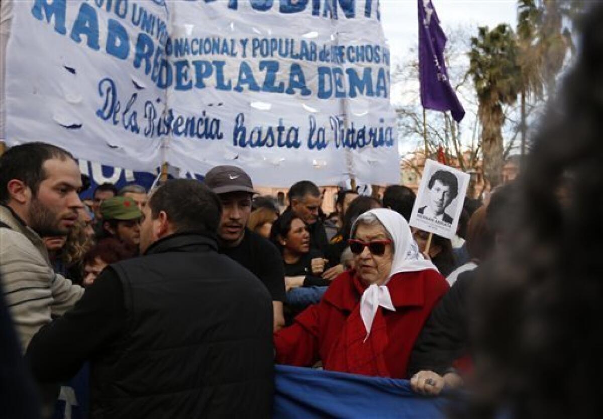 Las Madres de Plaza de Mayoestuvieron en el centro de la polémica de la 'guerra sucia' en Argentina, periodo que fue desclasificado por la CIA.