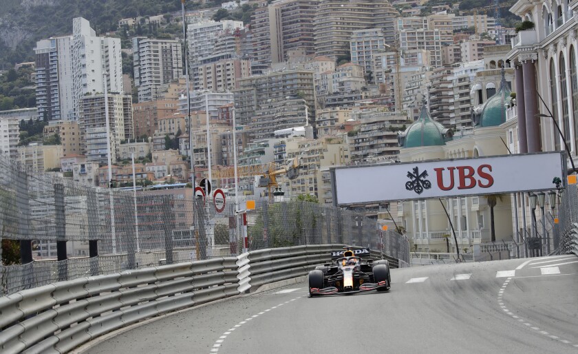 El piloto de Red Bull, Max Verstappen, corre por las calles de Montecarlo durante el Gran Premio de Mónaco de 2021.