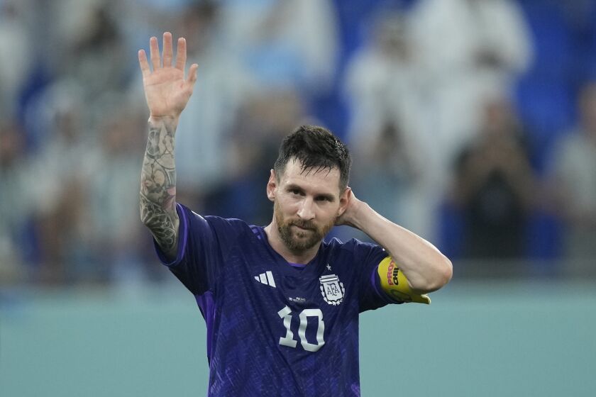 El delantero argentino Lionel Messi saluda a la afición tras la victoria 2-0 contra Polonia en el partido por el Grupo C del Mundial, el miércoles 30 de noviembre de 2022. (AP Foto/Jorge Saenz)