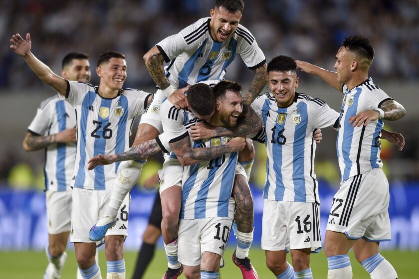 Lionel Messi (10), de Argentina, celebra con sus compañeros de la selección albiceleste, después de anotar el segundo gol de su equipo en contra de Panamá, durante el partido amistoso, en Buenos Aires, Argentina, el jueves 23 de marzo de 2023. (AP Foto/Gustavo Garello)