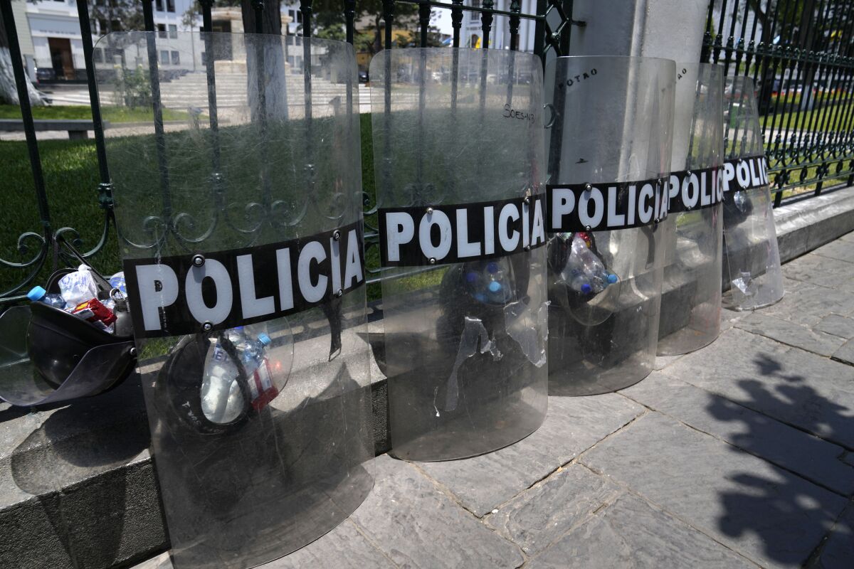 Escudos de la policía son alineados frente al Congreso en Lima, Perú, el lunes 30 de enero de 2023. 
