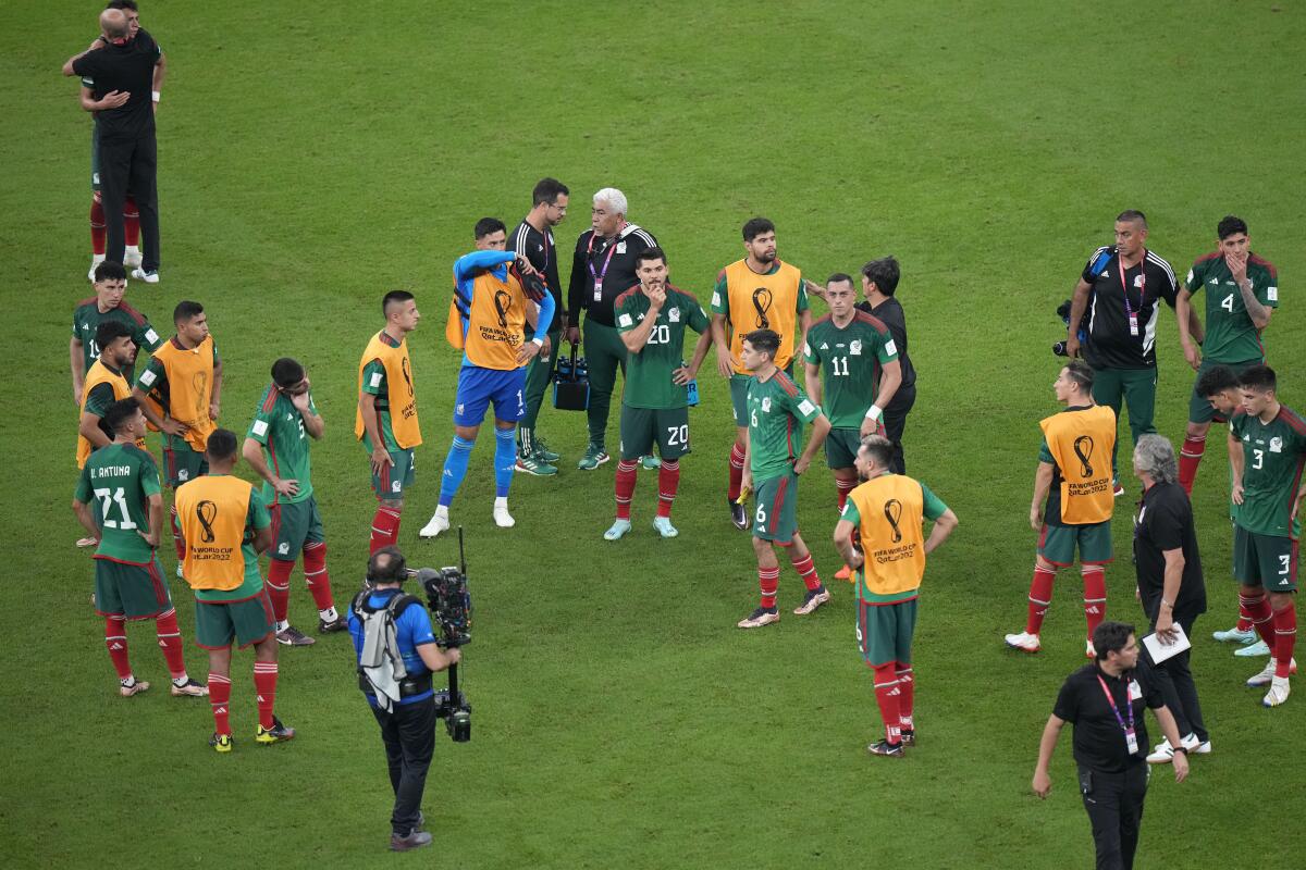 ARCHIVO - Los jugadores de la selección de México tras quedar eliminados en la primera ronda 