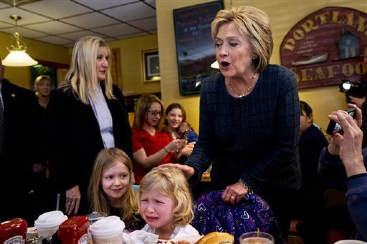 Ella Hamel, de 4 años, llora mientras ella y su hermana de 7 años, son saludadas por la precandidata presidencial demócrata Hillary Clinton durante una escala de campaña en Manchester, New Hampshire, el sábado 6 de febrero de 2016. (Foto AP/Jacquelyn Martin)