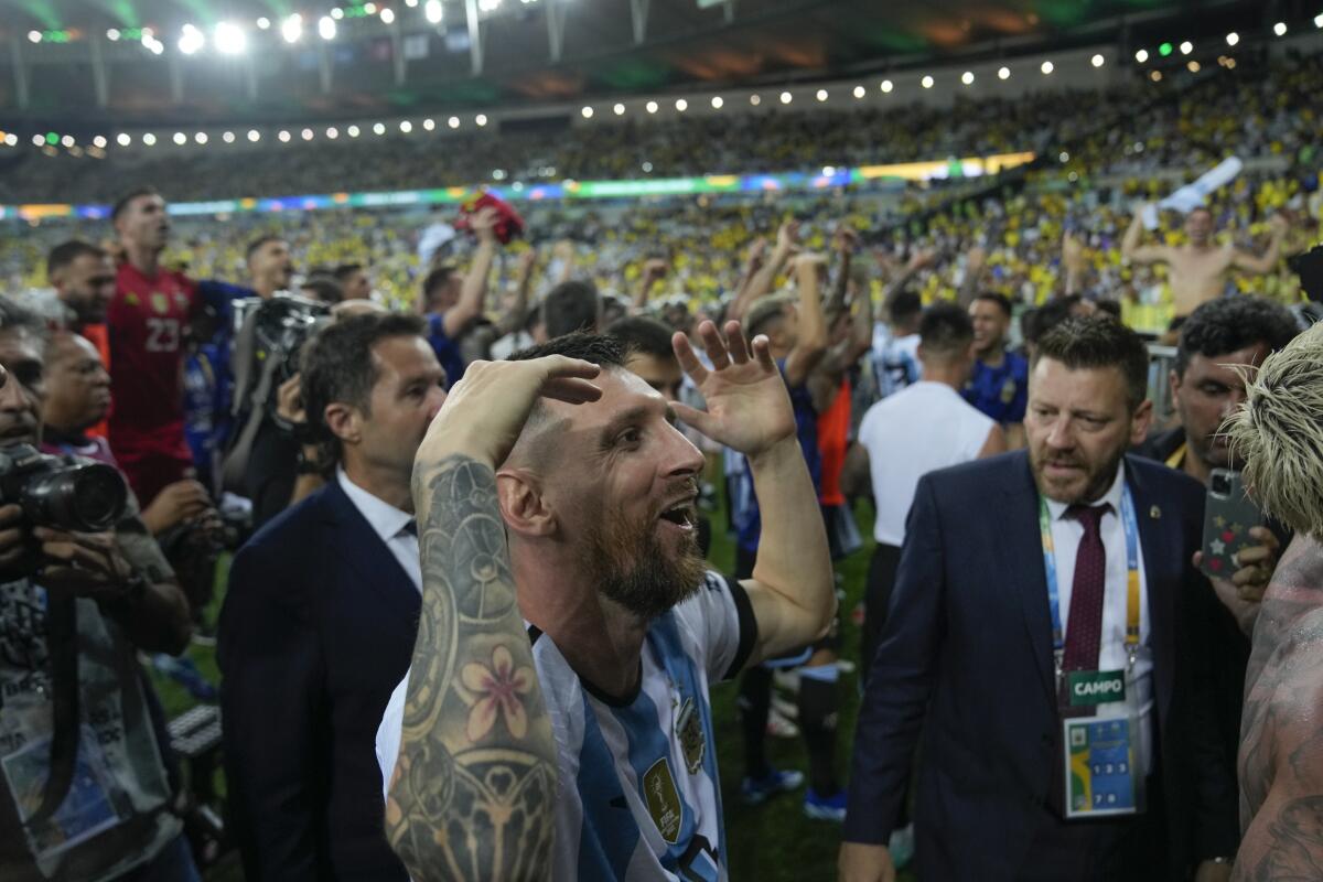 Lionel Messi y sus compañeros celebran la victoria 1-0 ante Brasil en las eliminatorias del Mundial,