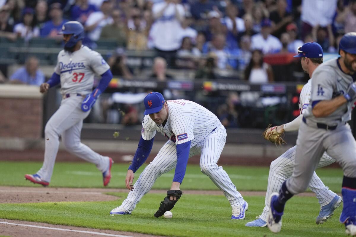 The Mets' Adam Ottavino can't come up with a bunt by the Dodgers' Chris Taylor as Teoscar Hernández scores to tie the score.