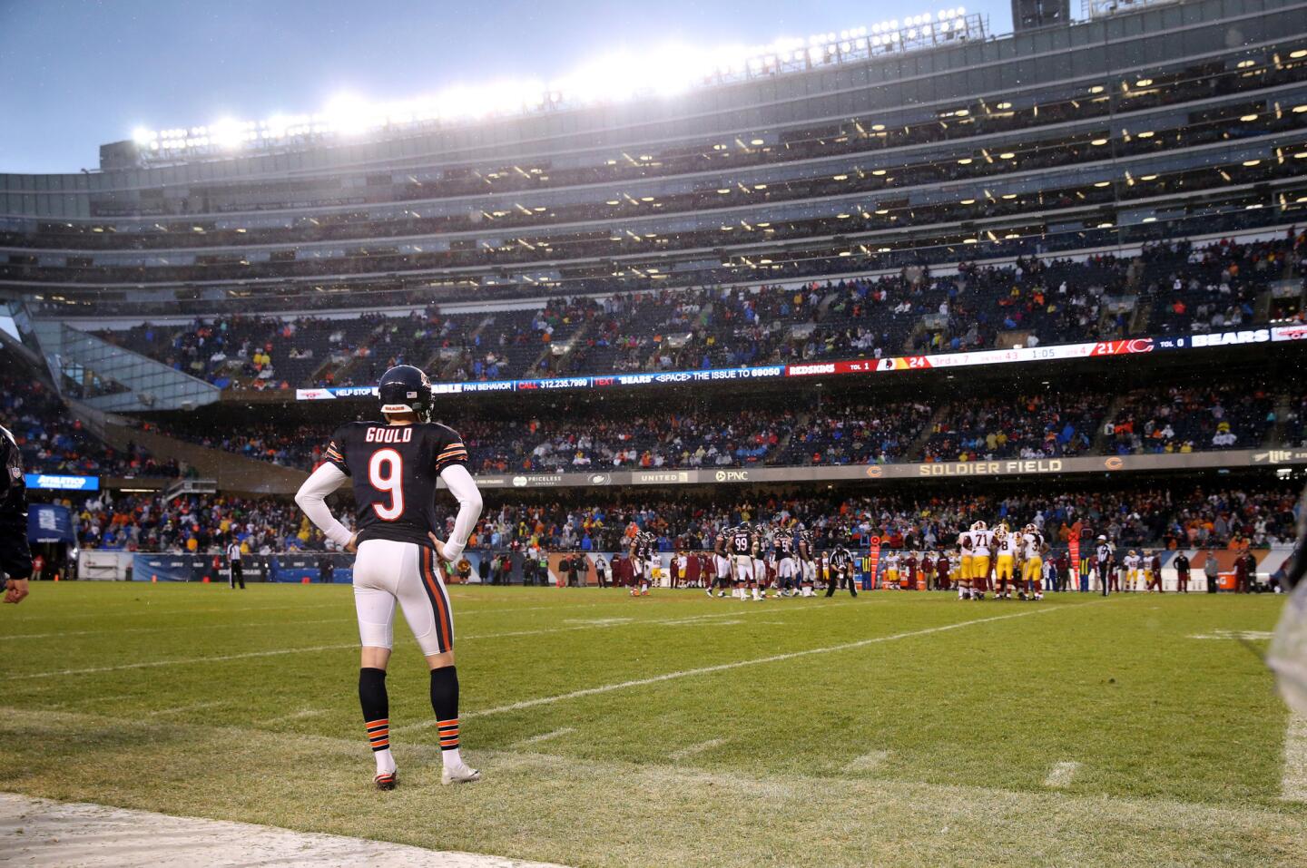 Robbie Gould watches the final plays of the game as the Bears lose to the Redskins 24-21.