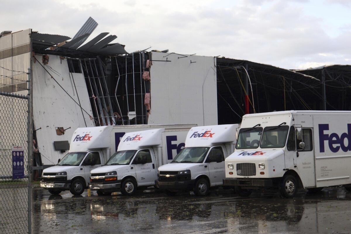 Camiones de FedEx se ven ante un centro daado de FedEx 