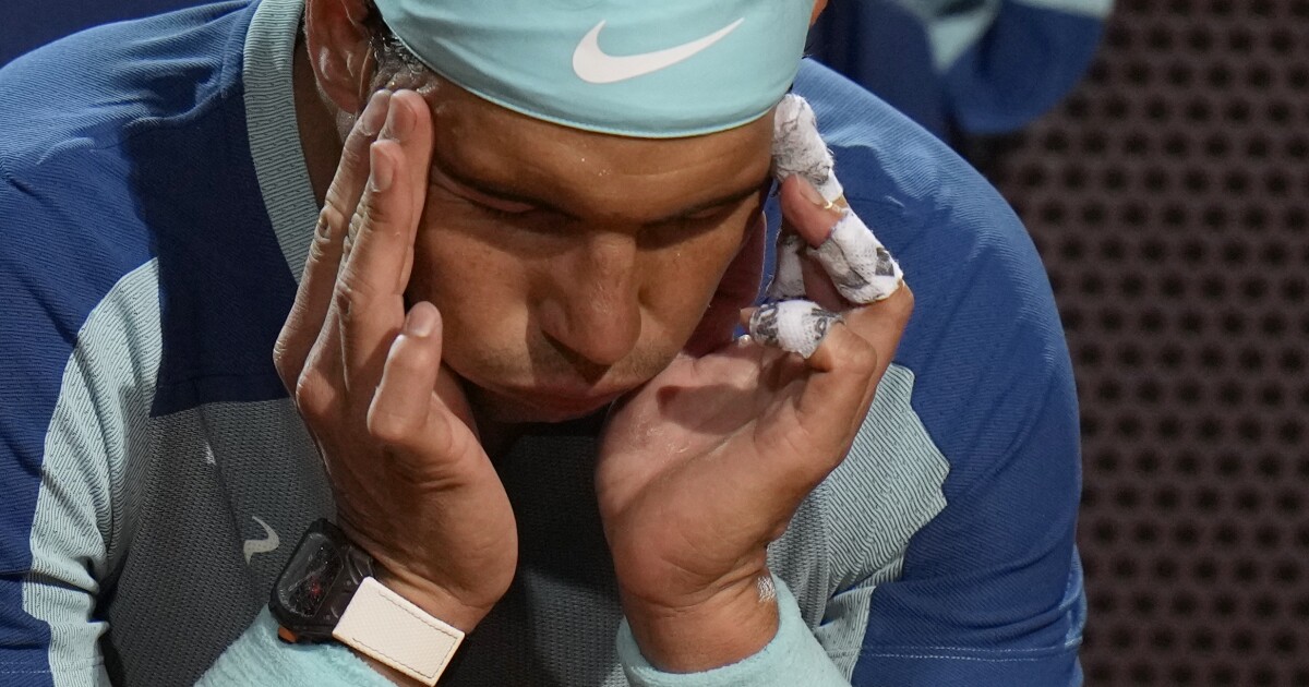 Nadal falls in Italy after suffering a foot injury