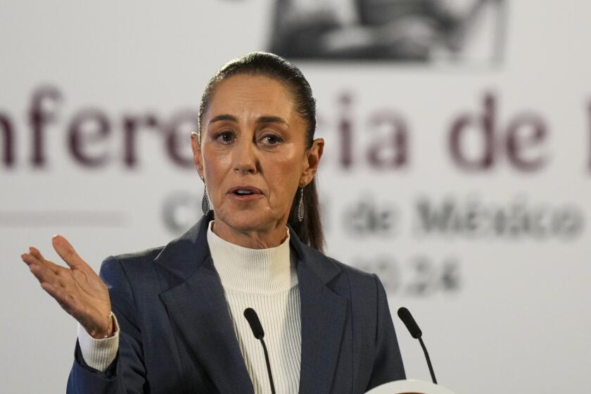 La presidenta mexicana Claudia Sheinbaum ofrece una conferencia de prensa desde el Palacio Nacional en la Ciudad de México, el miércoles 2 de octubre de 2024. (AP Foto/Fernando Llano)