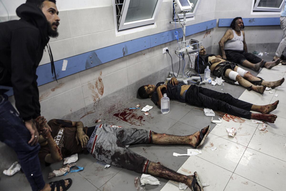Palestinos heridos acostados en el piso del hospital Al Shifa