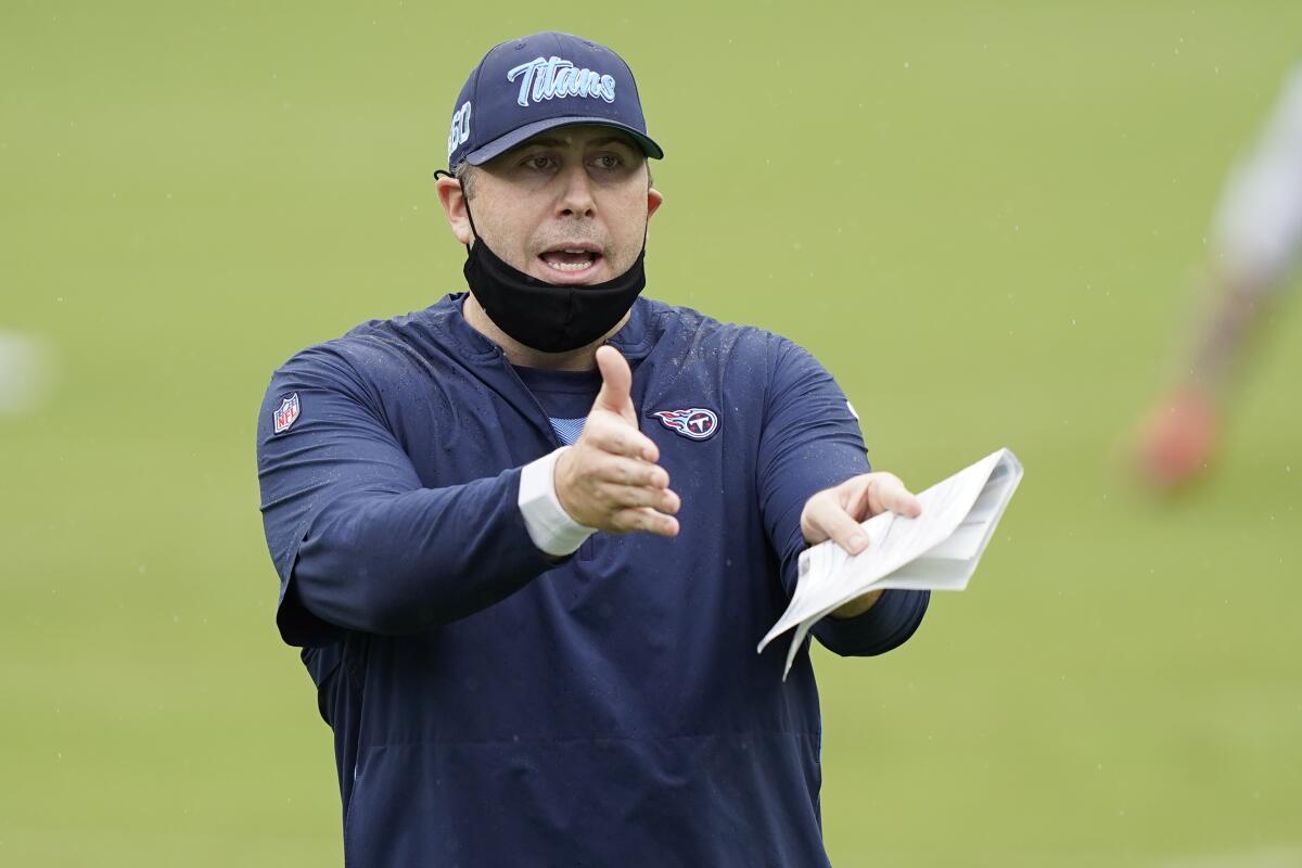 Tennessee Titans offensive coordinator Arthur Smith instructs his players.