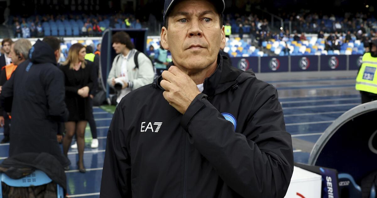 Los informes de prensa indican que el técnico del Napoli, Rudi García, está al borde del despido.  DeMarco anota desde la línea media del campo