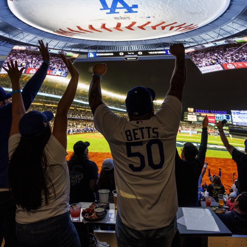 Dodgers taraftarları maç boyunca tezahürat yaptı.