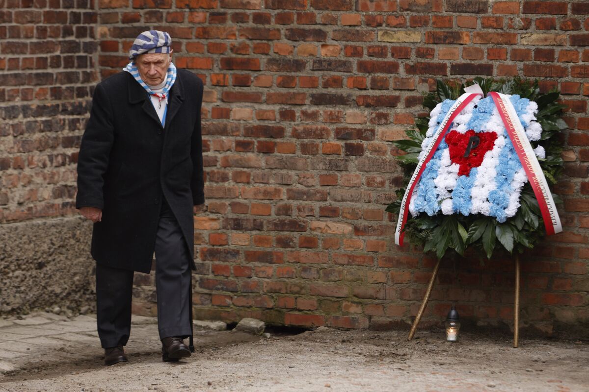 El sobreviviente del holocausto, Stanislaw Zalewski, asiste a una ceremonia de colocación de corona en el muro de la muerte en el antiguo campo de concentración y exterminio de Auschwitz durante las ceremonias del 78vo aniversario de la liberación del campo en Oswiecim, Polonia, el viernes 27 de enero de 2023. (AP Foto/Michal Dyjuk)