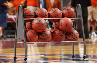 SUNRISE, FL-DECEMBER 21: NCAA basketballs em um rack no campo.