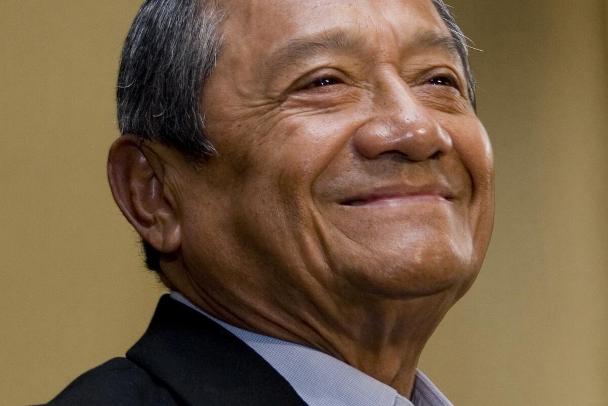 Armando Manzanero smiles as he appears at an August 2008 news conference.