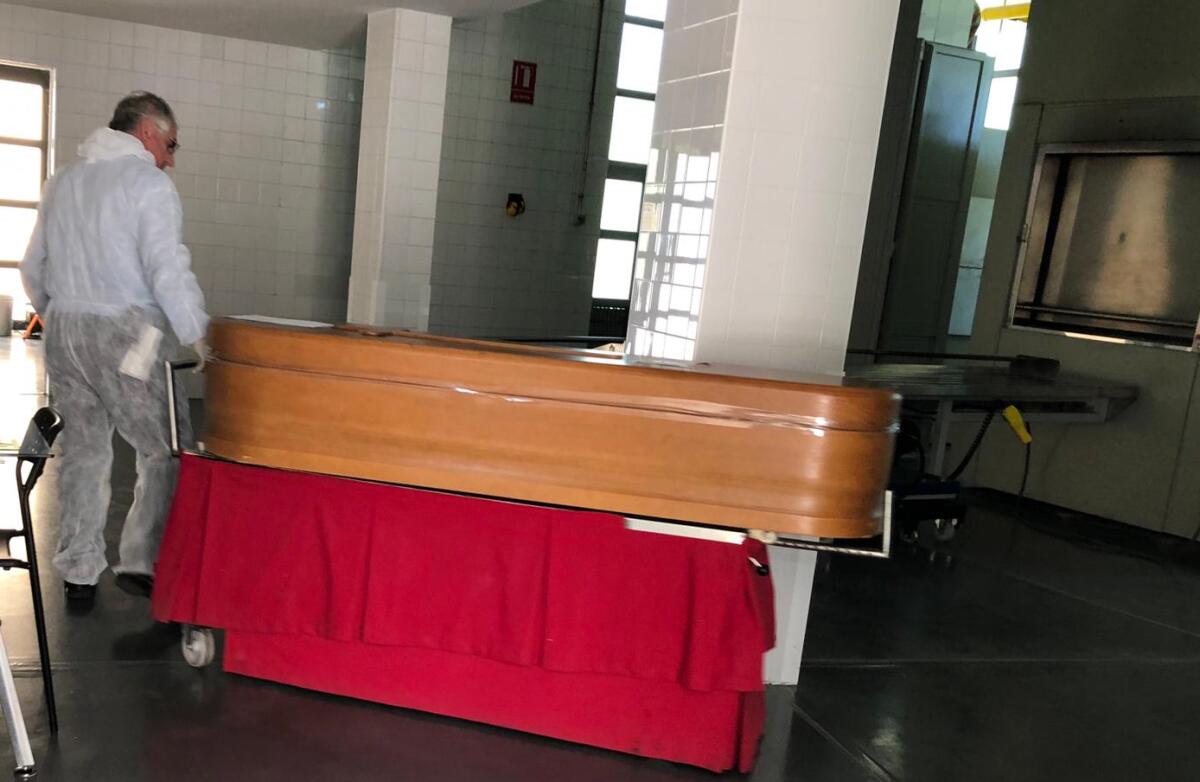 Tanto el ataúd de los muertos por coronavirus como los sudarios se sellan con cintas y pegamentos especiales que impiden que se puedan abrir de nuevo.