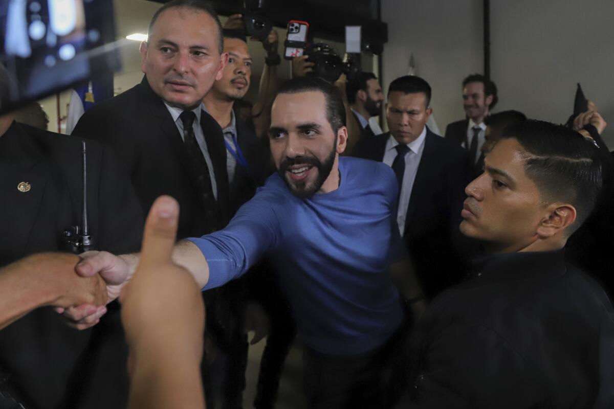 Seguidores del presidente de El Salvador, Nayib Bukele, lo saludan después de que acudiera al Tribunal 